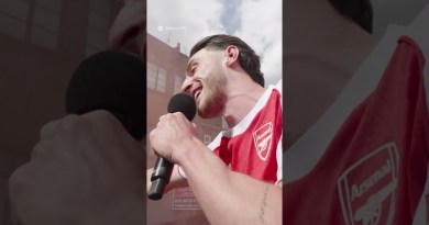 Declan Rice RAPS at Arsenal trophy parade! 🎶