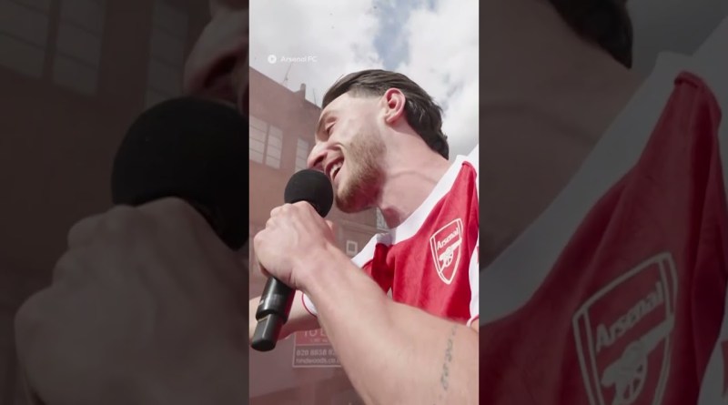 Declan Rice RAPS at Arsenal trophy parade! 🎶