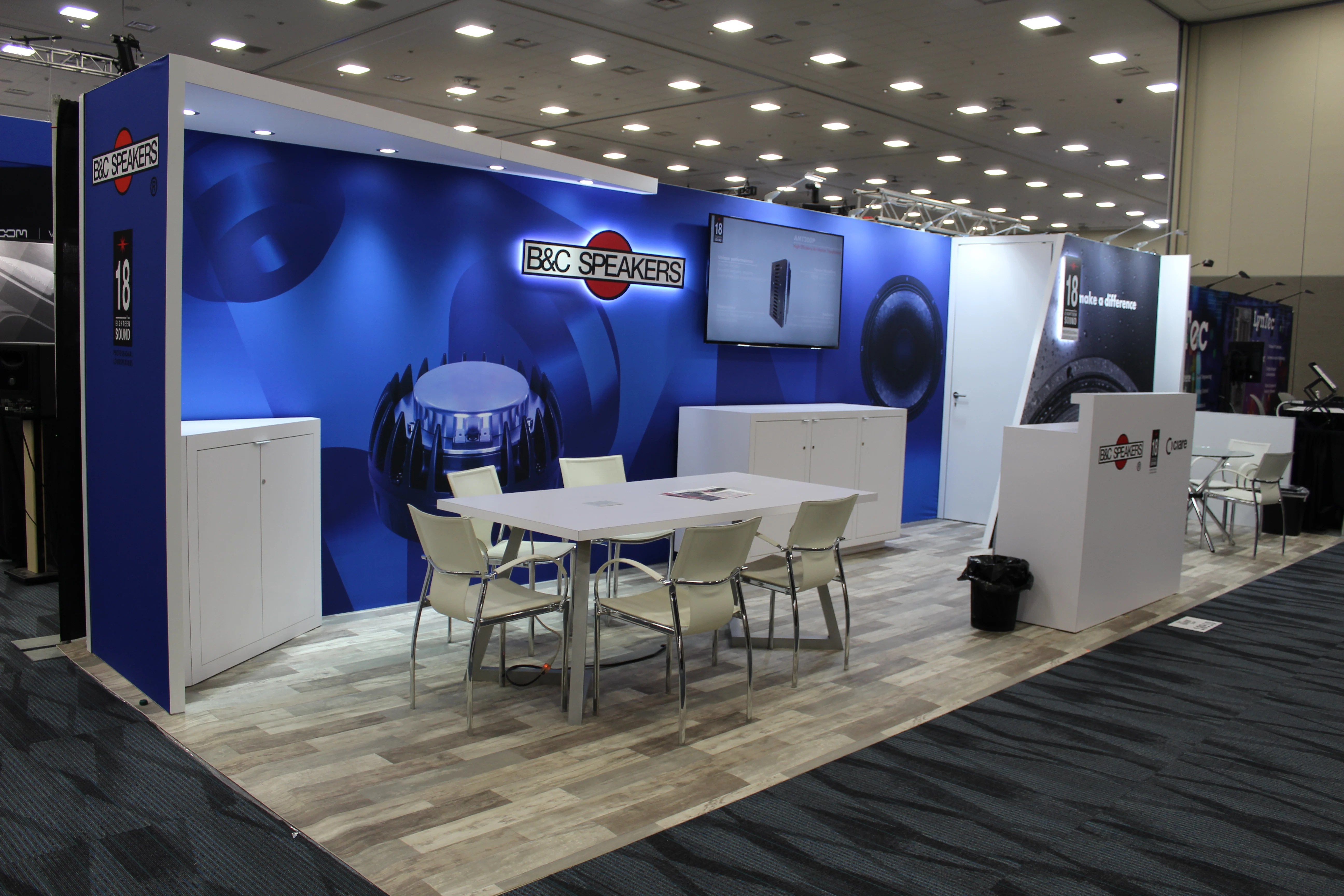 What Is an Inline Trade Show Booth? Inline booth
