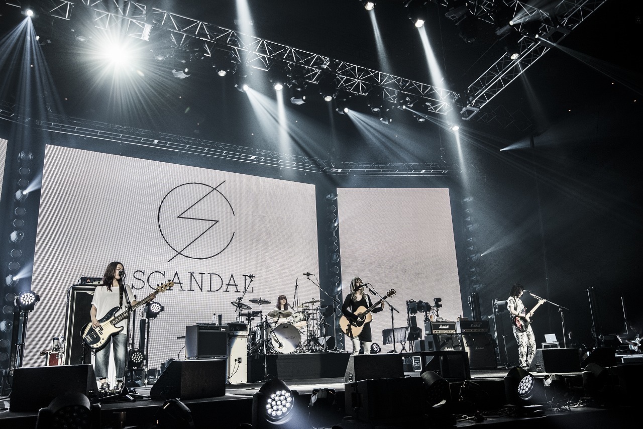 SCANDAL＠日本武道館 2016.01.13 邦楽ライブレポート｜音楽情報サイトrockinon.com(ロッキング・オン ドットコム)