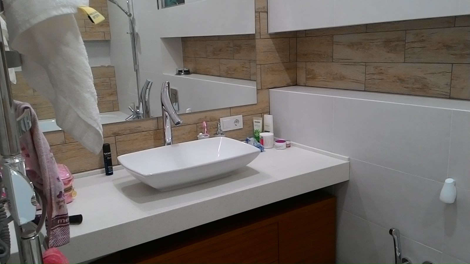 Раковина со столешницей над ванной