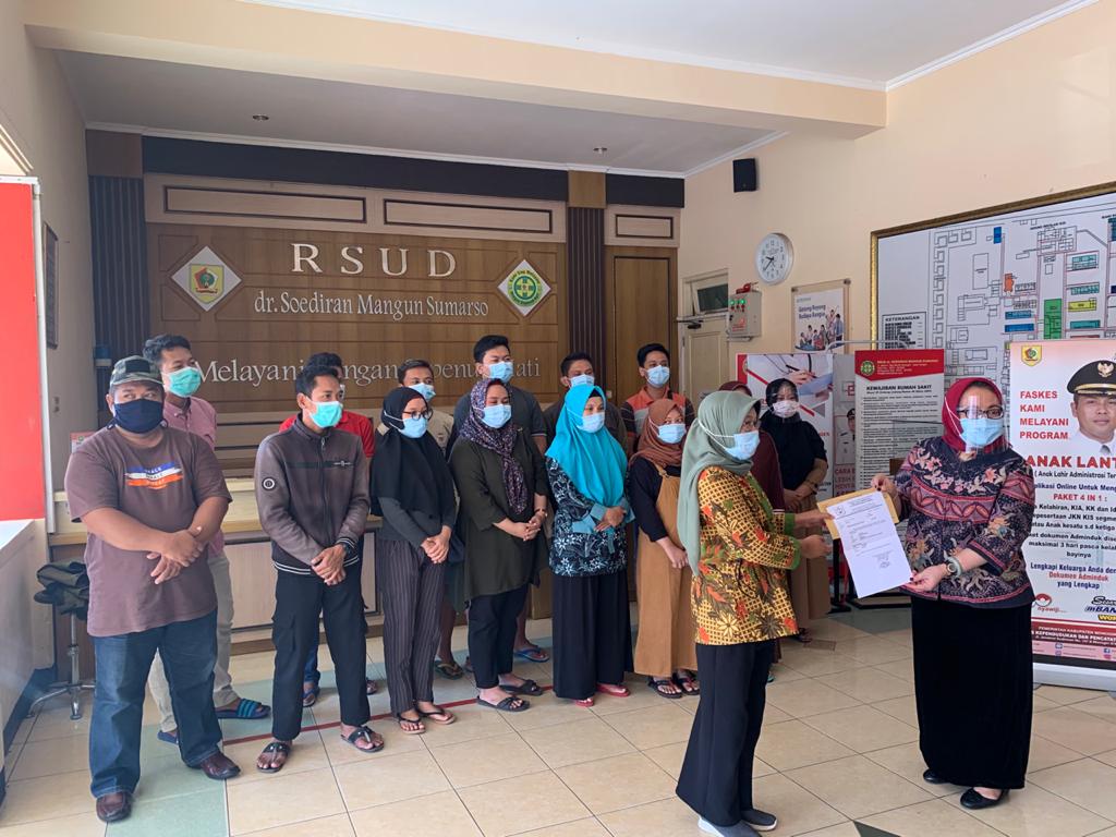 DIREKTUR LEPAS PEGAWAI RSUD TERKONFIRM COVID-19 DARI ISOLASI USAI DINYATAKAN SEMBUH - RSUD dr. Soediran Mangun Sumarso Kabupaten Wonogiri