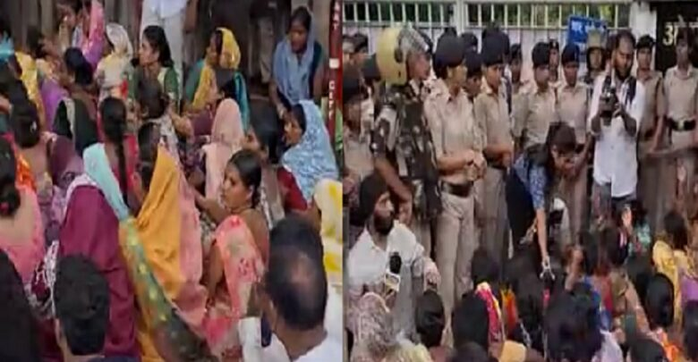 नकटी विस्थापन विवाद गहराया, मंत्री ओपी चौधरी के बंगले के बाहर ग्रामीणों का प्रदर्शन नकटी विस्थापन विवाद गहराया, मंत्री ओपी चौधरी के बंगले के बाहर ग्रामीणों का प्रदर्शन