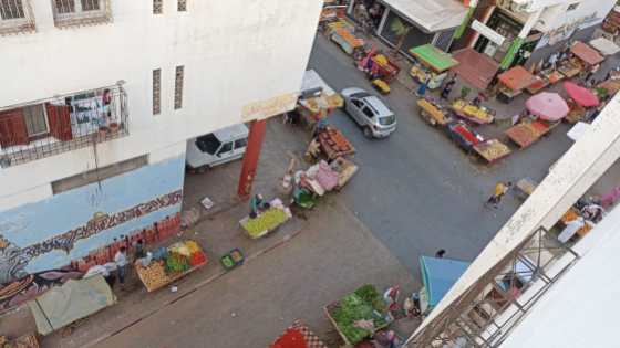 فضائح الأسواق النموذجية.. مشاريع مغلقة كلفت ملايين الدراهم وجيوش الباعة المتجولين يحتلون الشوارع