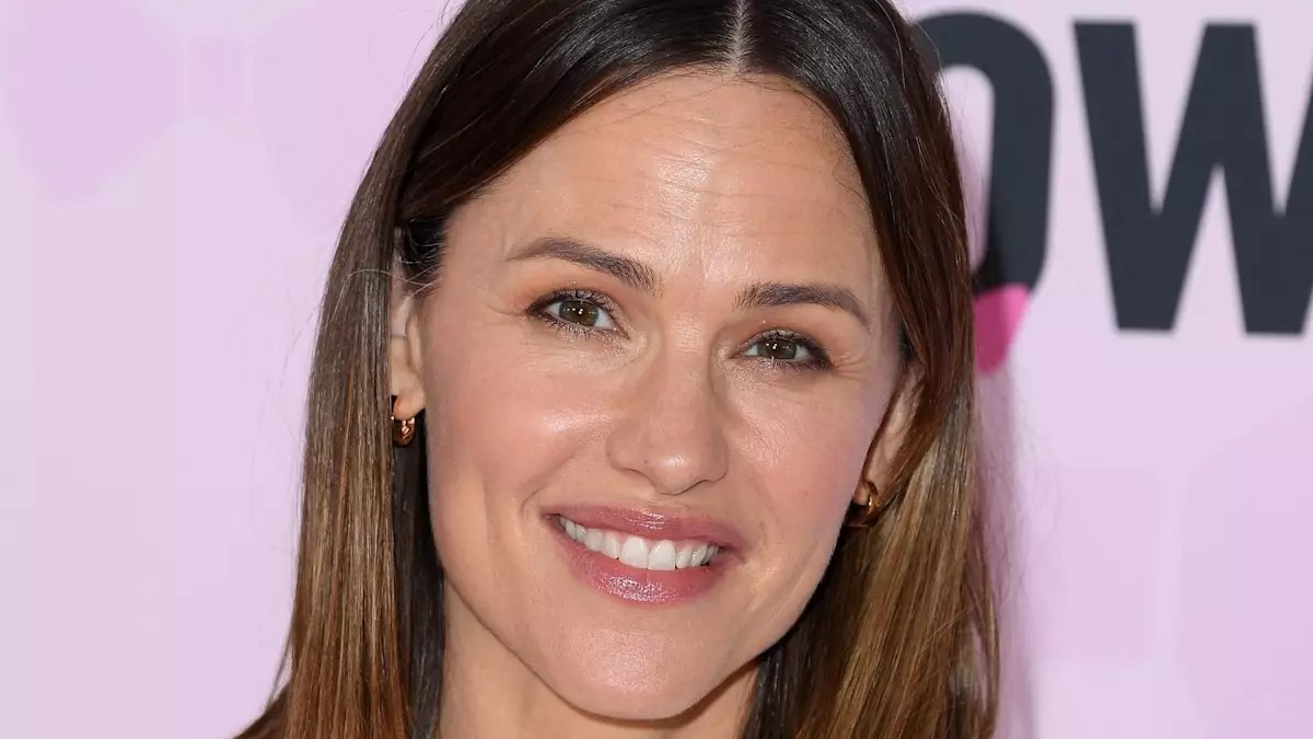The Iconic Reunion: Jennifer Garner’s Stylish Take on Workwear for Mark Ruffalo’s Hollywood Walk of Fame Star Ceremony