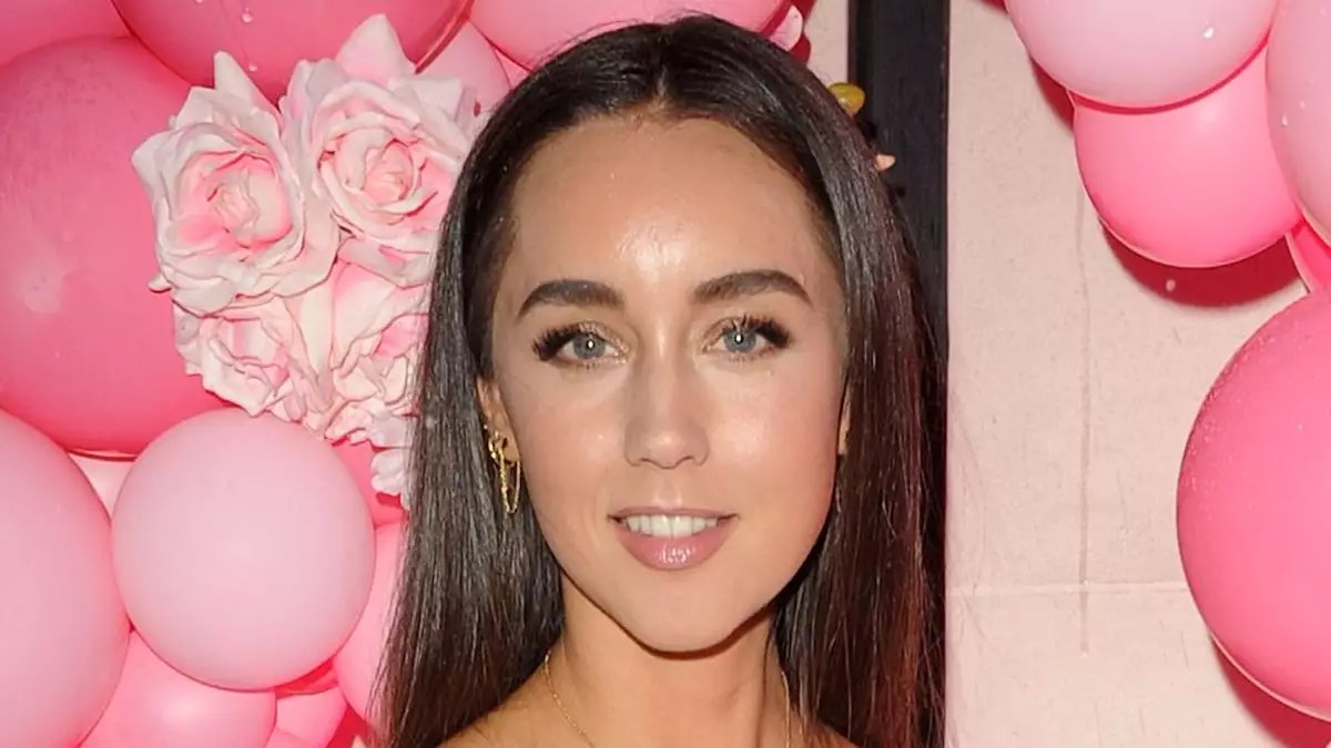 How Emily Andre Slayed the Mom Jeans Look While Sharing Breast Milk Storage Tips