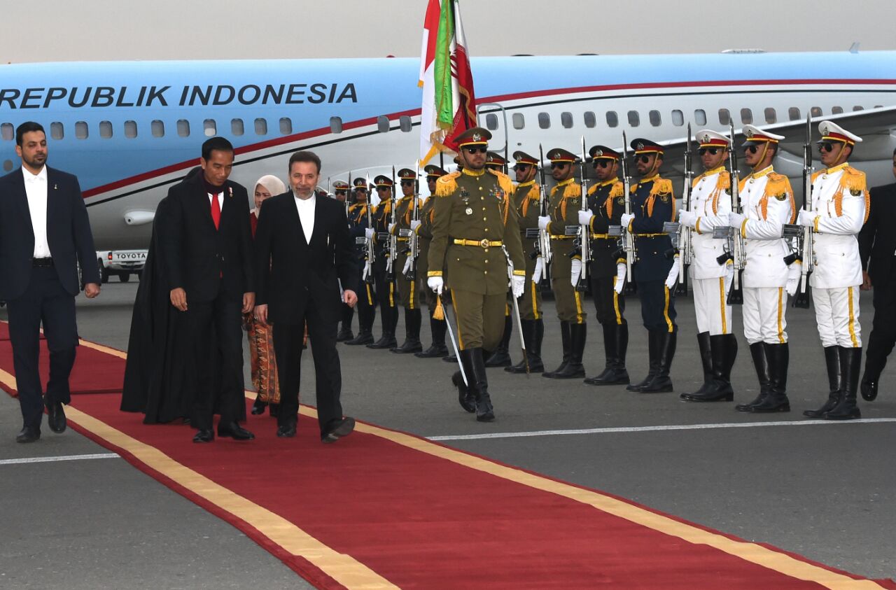 Sekretariat Kabinet Republik Indonesia | Presiden Jokowi Mendarat di Bandar Udara Mehrabad, Iran
