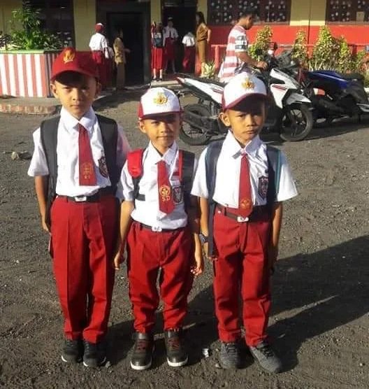 Hari Pertama Sekolah, Siswa SD dan SMP di Mitra Bercelana Panjang -  SINDOMANADO
