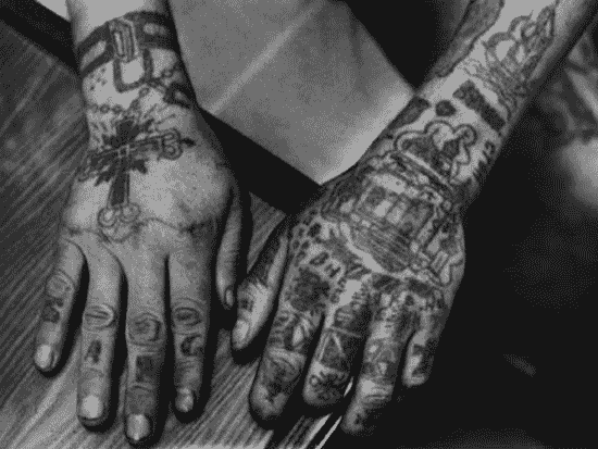 Tatuaggi Criminali | Small Change Review 413_x_550_gif