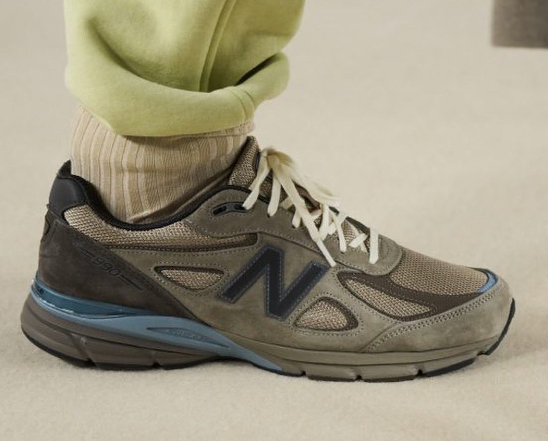 Pack Auralee x New Balance 990v4