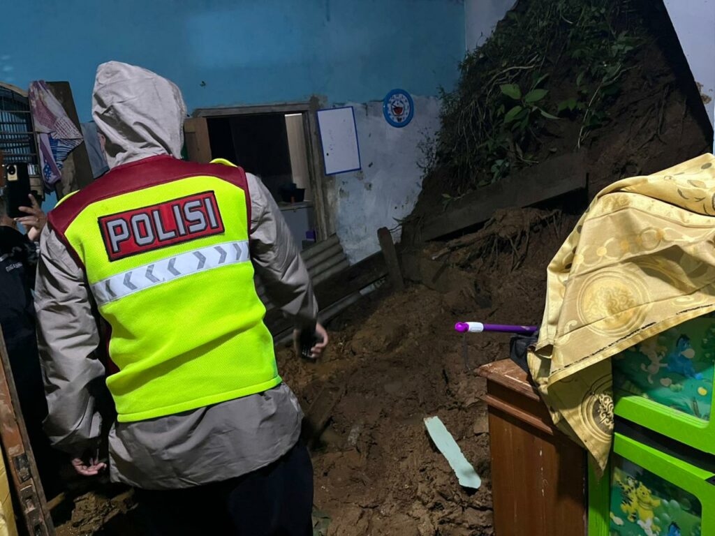 Tragis di Tengah Hujan Deras: Polsek Banjarwangi Evakuasi Korban Longsor di Tanjungjaya