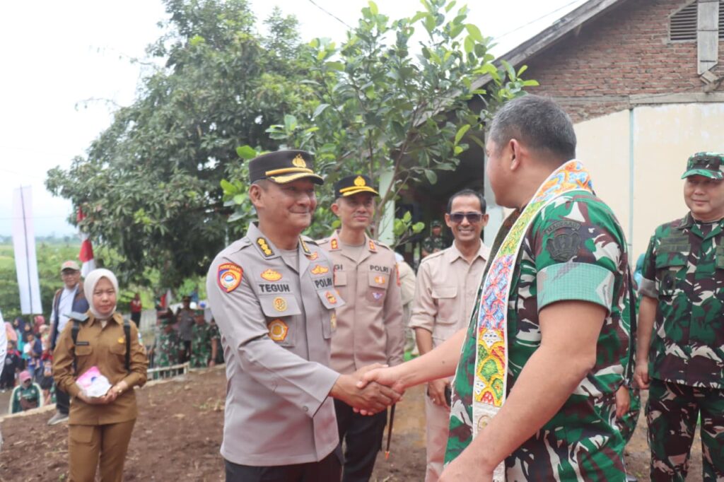 Kapolres Garut Dampingi KASAD Launching Pembersihan Situ Bagendit Kapolres Garut Dampingi KASAD Launching Pembersihan Situ Bagendit