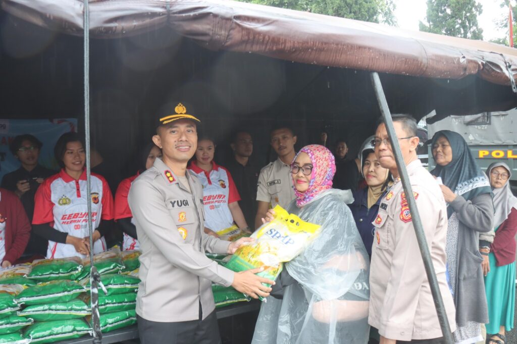 Kapolri Luncurkan Gerakan Pangan Murah Serentak, Polres Garut Salurkan 6 Ton Beras untuk Warga Kapolri Luncurkan Gerakan Pangan Murah Serentak, Polres Garut Salurkan 6 Ton Beras untuk Warga