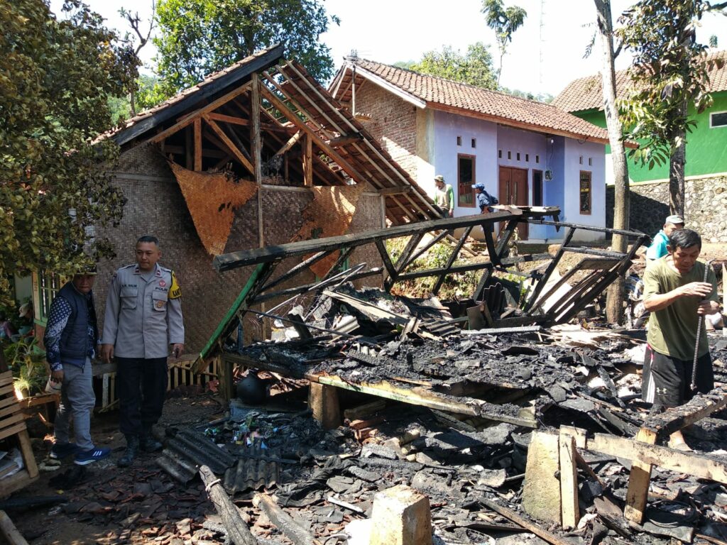 Polsek Cibatu Cek Lokasi Kebakaran Rumah Panggung di Cibatu Polsek Cibatu Cek Lokasi Kebakaran Rumah Panggung di Cibatu