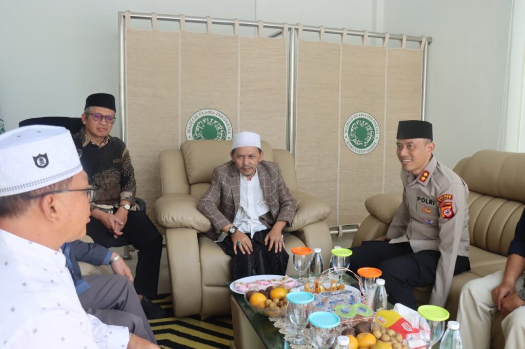 Jalin Sinergi, Kapolres Garut Sambangi Tokoh Agama dan Ulama Jalin Sinergi, Kapolres Garut Sambangi Tokoh Agama dan Ulama