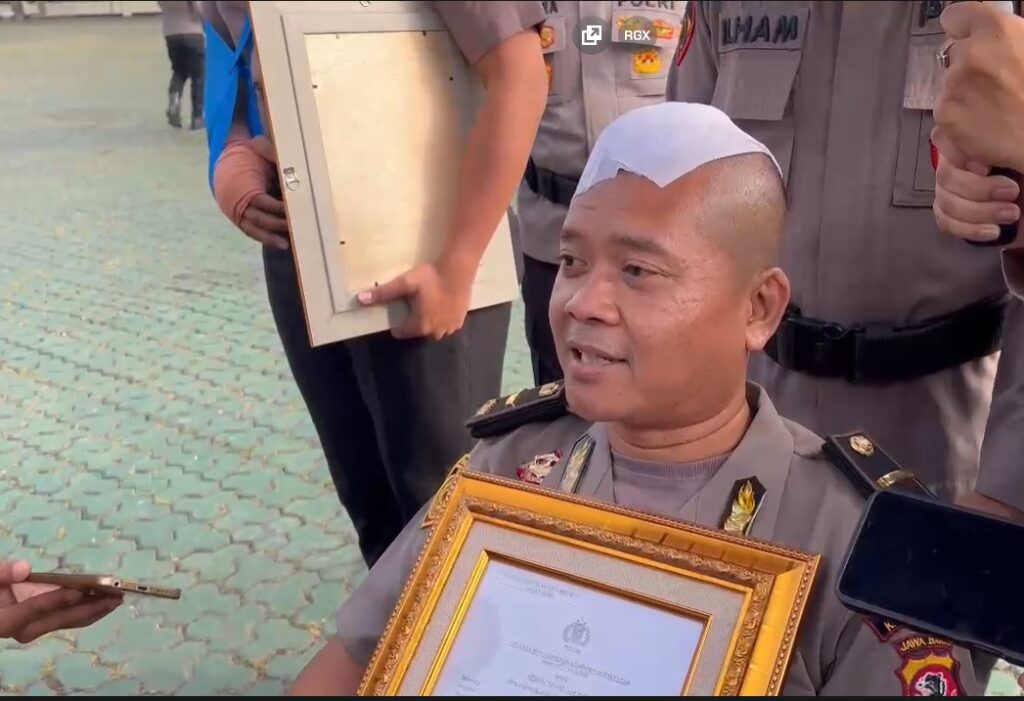 Ipda Sandy Tatiady Koswara Terima Kenaikan Pangkat Luar Biasa Setelah Operasi Tempurung Kepala Karena Amankan Aksi Unjuk Rasa Ipda Sandy Tatiady Koswara Terima Kenaikan Pangkat Luar Biasa Setelah Operasi Tempurung Kepala Karena Amankan Aksi Unjuk Rasa