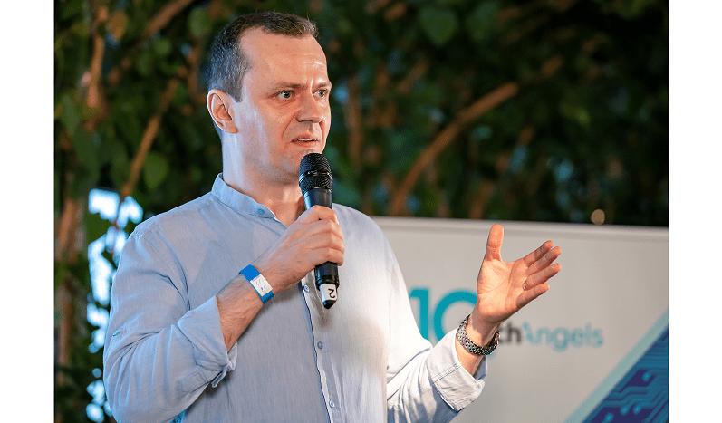 Reprezentanți ai startup-urilor tech românești discutând strategii de investiții în inteligență artificială în cadrul ecosistemului antreprenorial România 2025. | sursa foto: StartupCafe