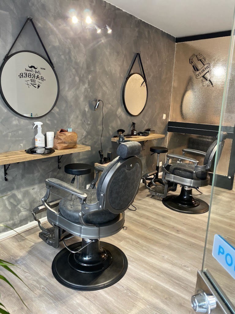 https://static.actu.fr/uploads/2020/10/interieur-barber.jpeg