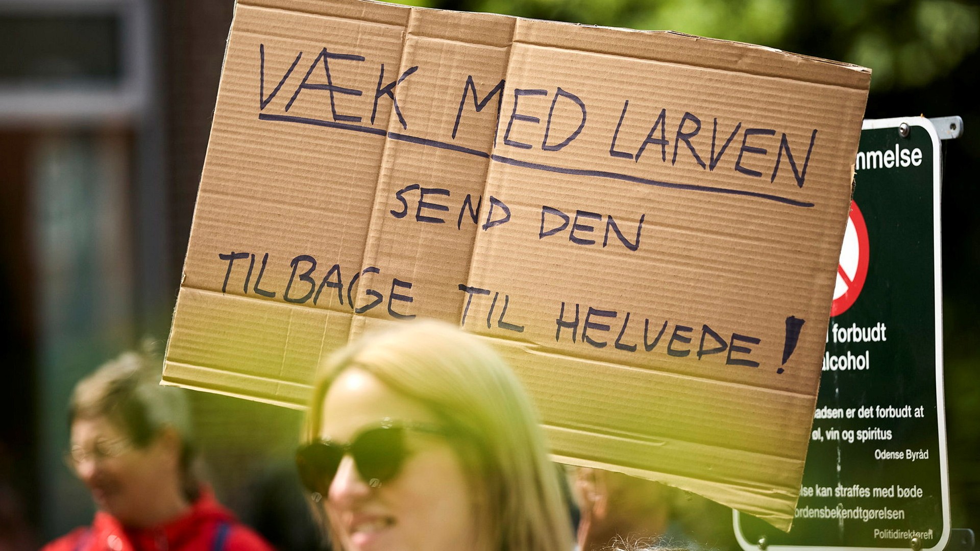 Danskar demonstrerar mot ”larven från helvetet”