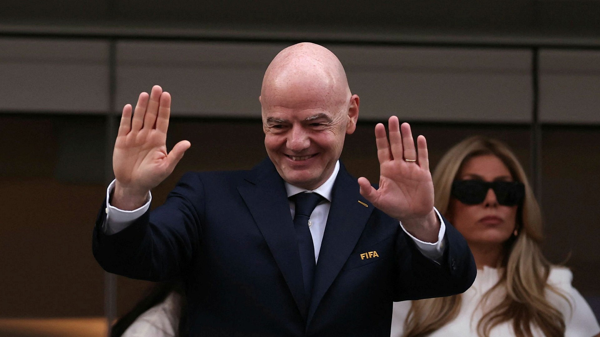 Infantino ser två VM-matcher varje dag – har fått privatjet av Qatar