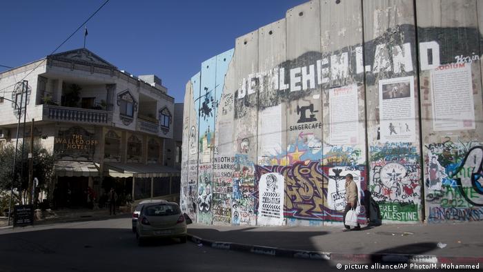 Gesellschaftskritik Durch Kunst Banksys Neuster Streich In Bethlehem Kunst Dw 23 12 2019