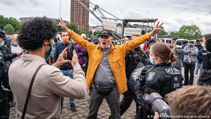 Warum Glauben Menschen Falschnachrichten Welt Dw 15 02 2021