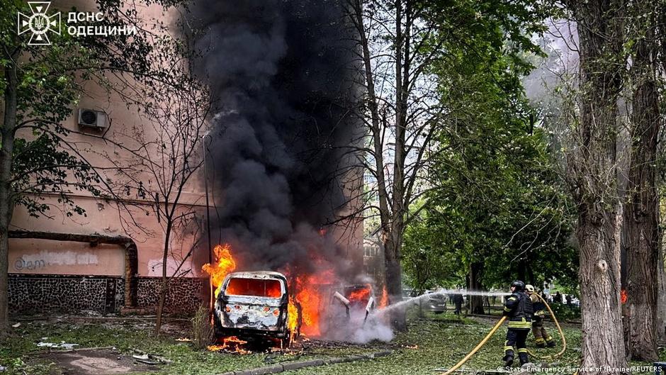 Russia unleashes fatal barrage of drones at Ukraine Russia unleashes fatal barrage of drones at Ukraine