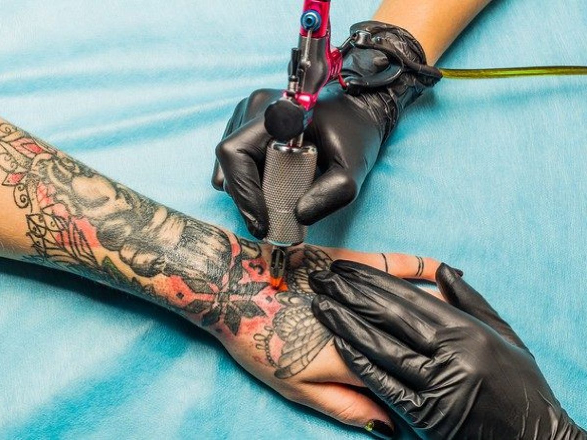 Gli Inchiostri Sono Pericolosi: Dal 4 Gennaio Addio Colori, Tatuaggi Solo In Bianco E Nero 900_x_1200_jpg