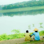 Hidup tak selalu tentang bekerja dan bekerja. Hidup juga perlu bercengkerama. Duduk bersama, sejenak menikmati panorama yang ada. Para petani dan penggembala kerbau sedang bersantai dipinggir danau. Memandangi setu patok yang sudah mulai terisi air. #Cir