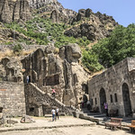 Armenia : Monastero di Geghard -Celle nella roccia e valle superiore del fiume Azat - UNESCO Patrimonio dell'Umanit&agrave; dal 2000 - Allargare