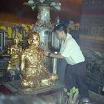 1999-01 Thailand Bangkok Wat Pho reclining Buddha guilding small Buddha