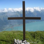 Gipfelkreuz auf dem Furggenhorn mit Brienzersee ( See / Lac / Lake ) , Kanton Bern , Schweiz