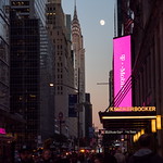 Chrysler building al anochecer desde la calle 42.