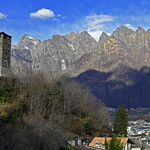 Ornavasso (Vb) - Chiesa della Madonna della Guardia e antica torre di segnalazione. A destra: Chiesa di San Nicola