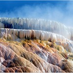 L'eau chaude qui d&eacute;gouline rencontre une partie plate, stagne, s'accumule et finit par d&eacute;border, cr&eacute;ant de stalactites.