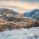 Brian&ccedil;on nich&eacute; au creux de ses montagnes