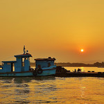 MYANMAR, Burma- Bootsfahrt auf dem Irrawaddy bei Bagan / Lastkahn im Sonnenuntergang 13953