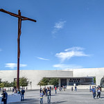 Bas&iacute;lica de la Sant&iacute;sima Trinidad, Cruz alta y estatua de Juan Pablo II