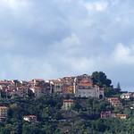 Da Arcola, vista verso Vezzano Ligure Superiore, con la Chiesa di N.S. del Soccorso; a sinistra il campanile della Chiesa di S. Siro. La Spezia, Lunigiana, Liguria, Italia.