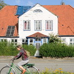 7236 Holzhaus am Vogelsang, Kr&uuml;ppelwalmdach - Leerstand, Verfall; - Fotos von Eckernf&ouml;rde, Hafenstadt und Ostseebad im Kreis Rendsburg-Eckernf&ouml;rde in Schleswig-Holstein.