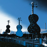 Fantaisie "Les Grands violons d'art" Artistes : Luc Templier, Silvia Bauer, Jean-Pierre Hallet, Jean Lanners et Lise Ricaille, avenue de France, Marche-en-Famenne, Province de Luxembourg, Belgique