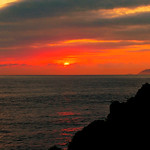 salida del Sol entre nubes .