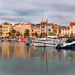 Les reflets dor&eacute;s du coucher de soleil dansent sur l'eau calme du port de Sanary-sur-Mer, cr&eacute;ant une symphonie visuelle qui capte l'essence m&ecirc;me de la s&eacute;r&eacute;nit&eacute; et de la beaut&eacute; m&eacute;diterran&eacute;enne. Provence-Alpes-C&ocirc;te-d'Azur.