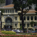 La statue de Notre-Dame et la Poste Centrale