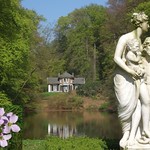 Idyllic. Gouverneurshuisje, Good Health and Lady's Smock, Cardamine pratensis, Zypendaal-Sonsbeek, Arnhem, The Netherlands