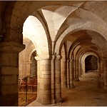 Arcs et ar&ecirc;tes viennent reposer sur de solides piles compos&eacute;es d'un noyau carr&eacute; &agrave; colonnes semi-circulaires. Les "impostes" (tablettes de pierre recevant les retomb&eacute;es des vo&ucirc;tes) au sobre d&eacute;cor soulignent subtilement l'articulation entre pile et vo&ucirc;te.