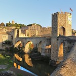 Besal&uacute; i pont fortificat.
