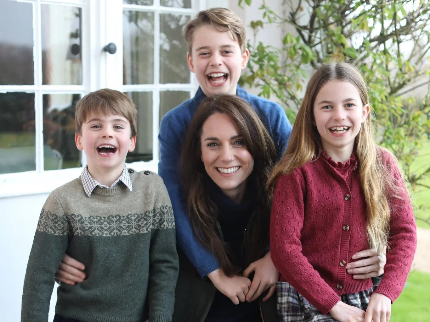 Royals under pressure to release undoctored Mother’s Day potrait