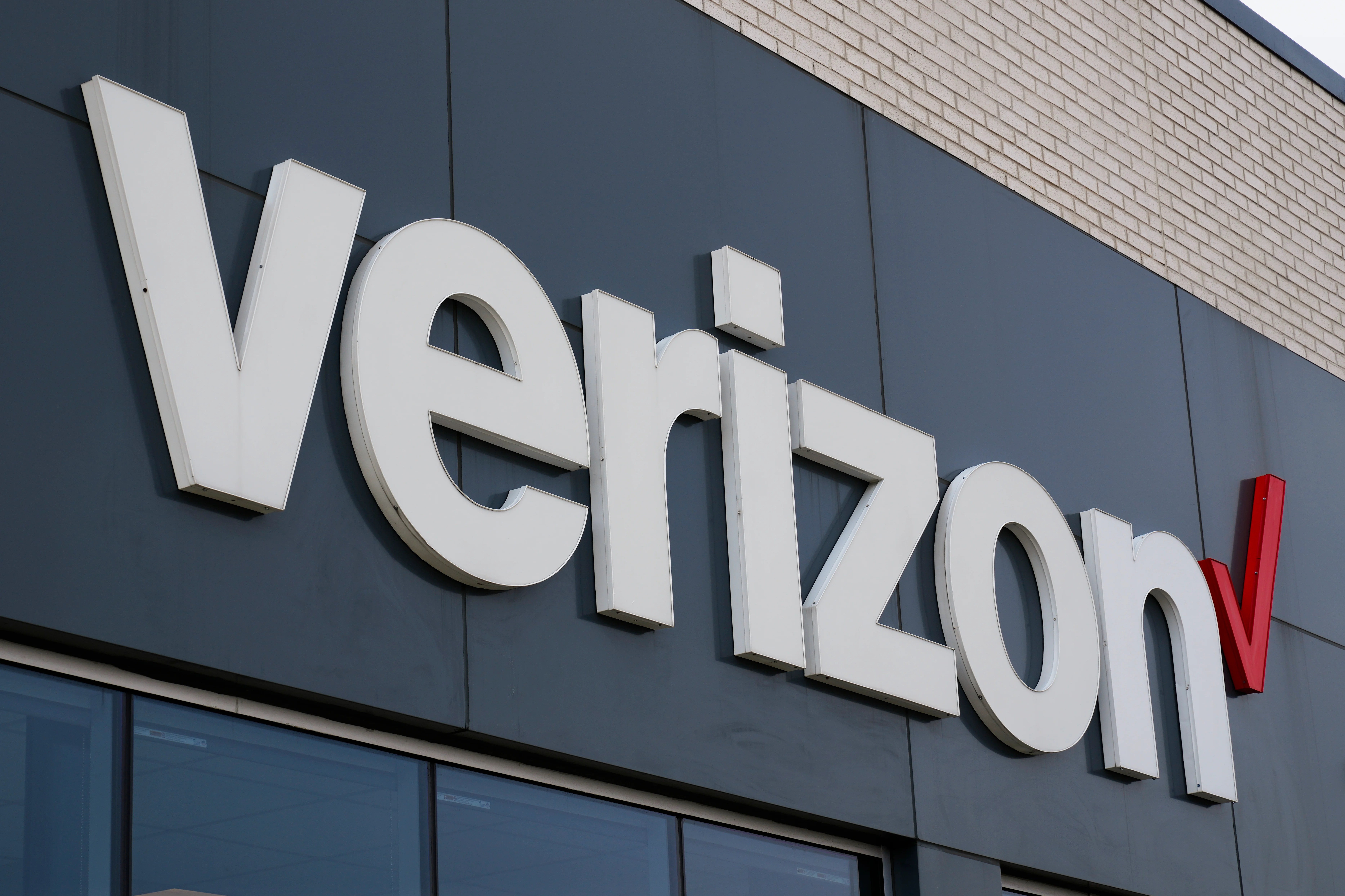 Verizon outage strikes thousands across the US as customers can’t send texts or calls