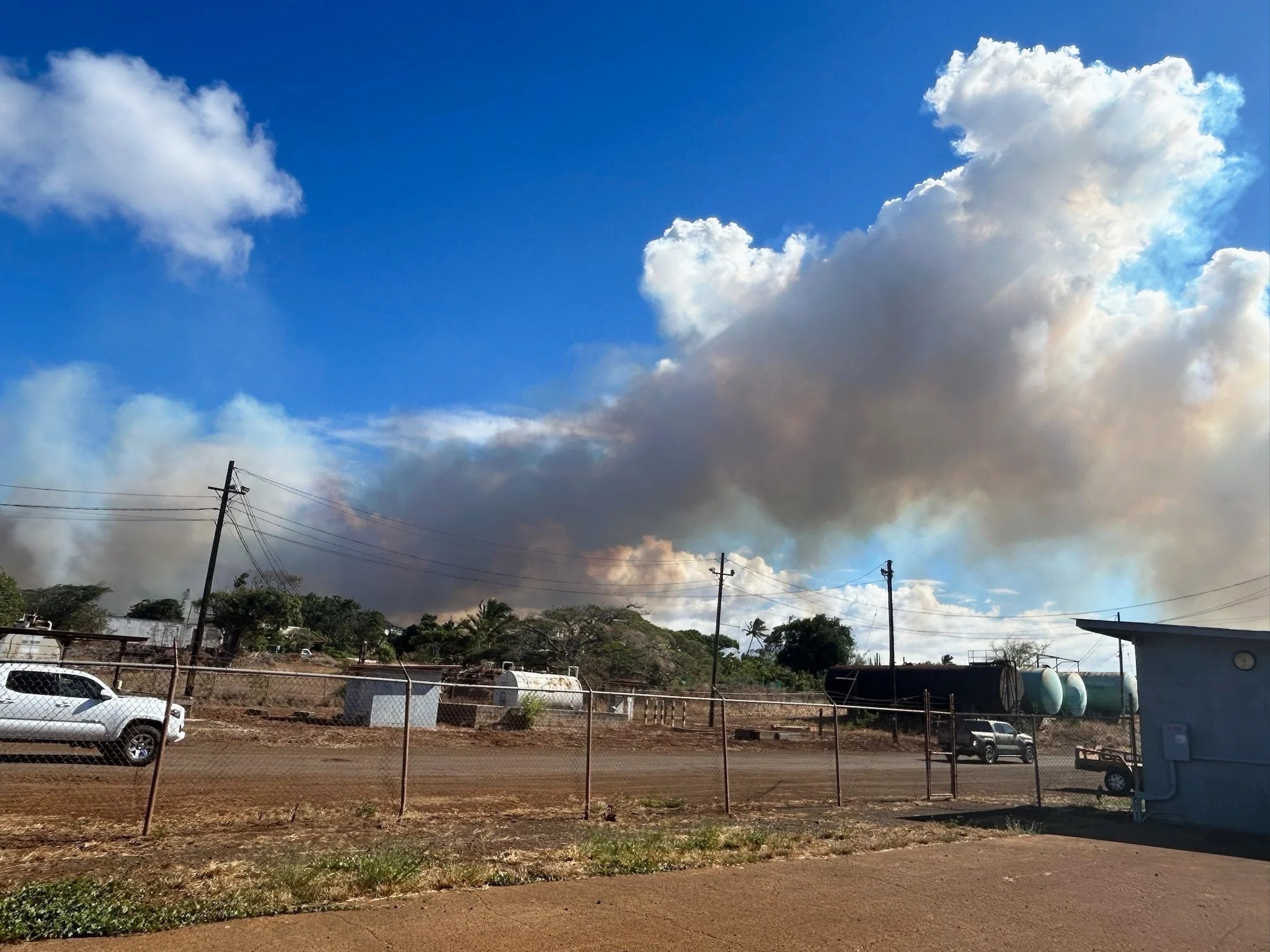 Holiday hotspot issued ‘dangerous threat’ warning as wildfire rages